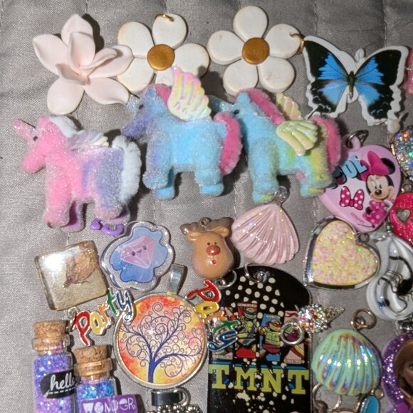 Large Mixed Pendant/Jewelry Findings Lot 5411 - Picture 2 of 5